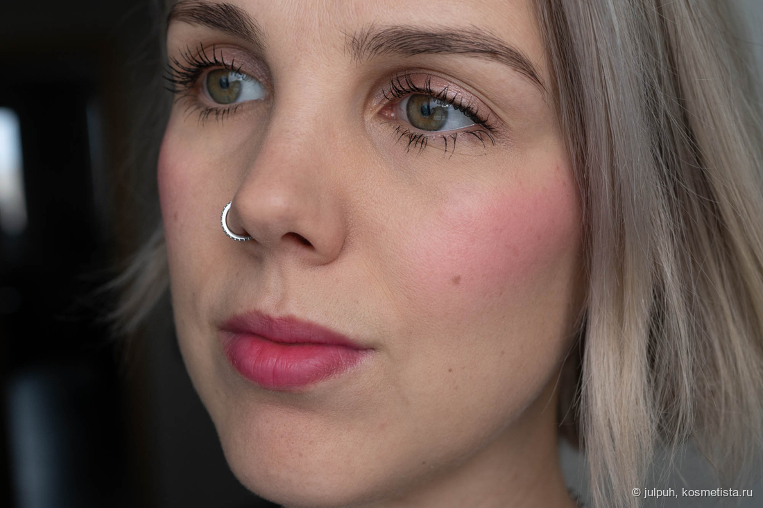 С Tinter Magnolia на губах и в два слоя на щеках