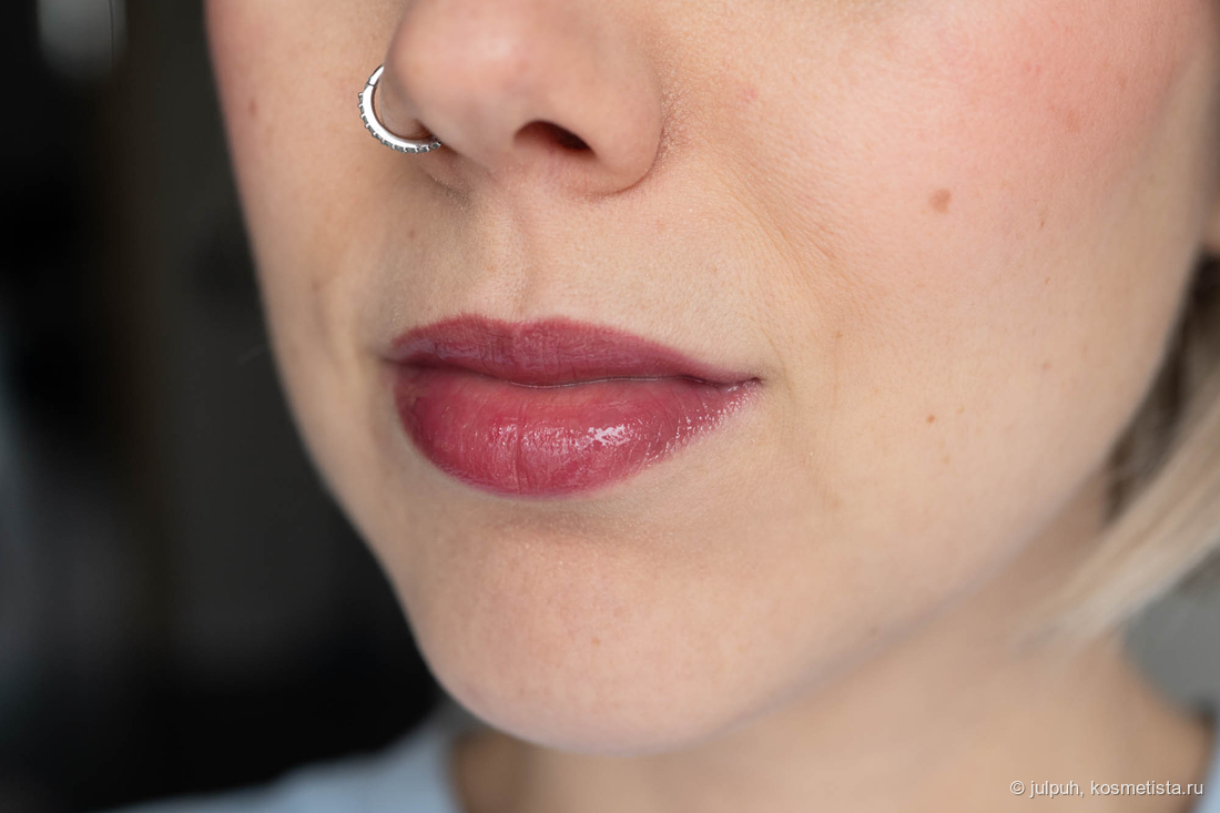 Губы с Divage Melted Lipstick в оттенке 05 Blueberry Pie
