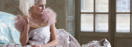 MAMA Faberlic. Припудренные соленые парики в будуаре Марии Антуанэтты