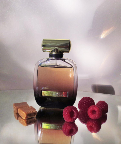 L'Extase Nina Ricci. Девушка в чёрном чокере