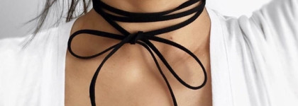 L'Extase Nina Ricci. Девушка в чёрном чокере