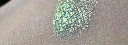 Находка из масс-маркета: Beauty Bomb UFO Eye Pencil Holographic Conspiracy 03 Wait a minute