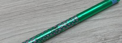 Находка из масс-маркета: Beauty Bomb UFO Eye Pencil Holographic Conspiracy 03 Wait a minute