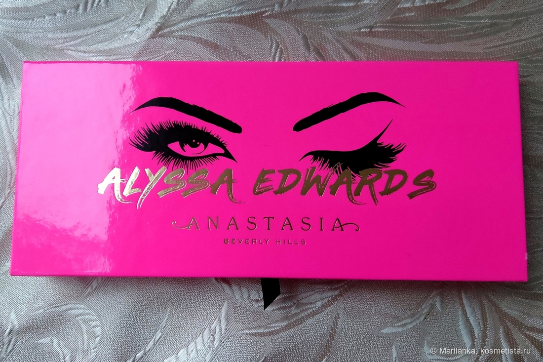 Крышка палетки украшена стилизованным изображением глаз Алиссы Эдвардс, задняя сторона - ее автографом.