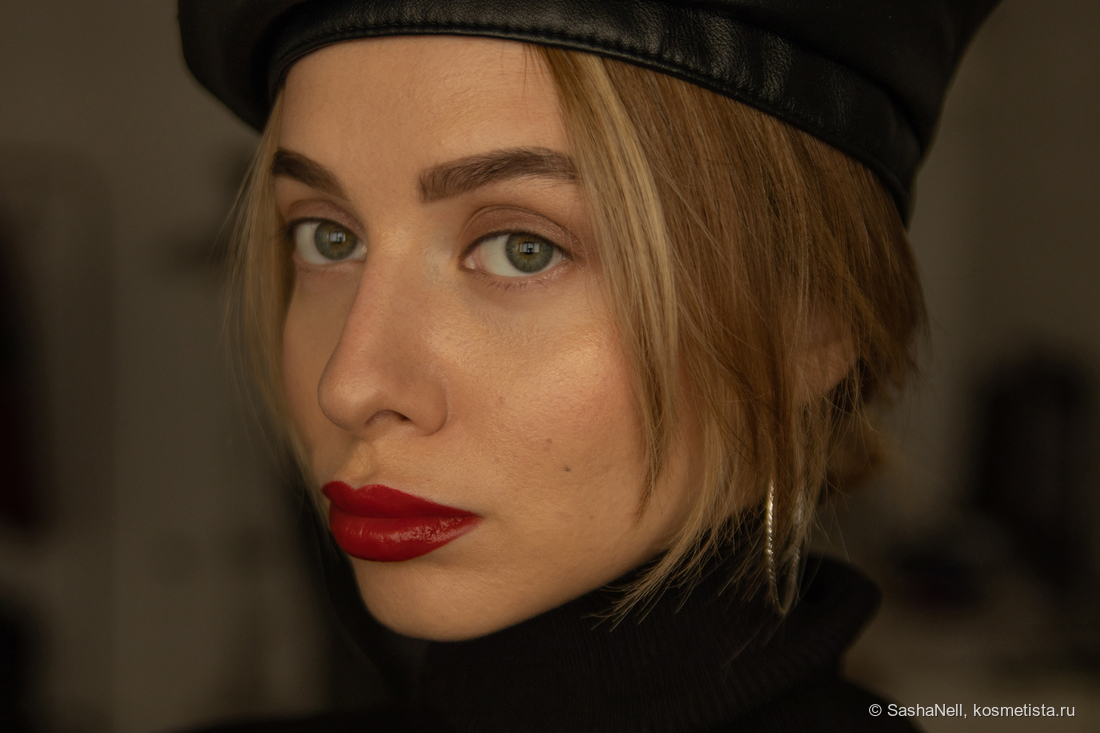 На губах Bobbi Brown Luxe Lip Color #28 Parisian Red