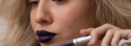 Черничное варенье или жидкая матовая помада Influence Beauty Mattrix в оттенке 12 Anti-matter