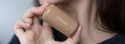 Rhode Pocket Blush The Natural Flush в оттенке Sleppy Girl, эффект загорелого лица