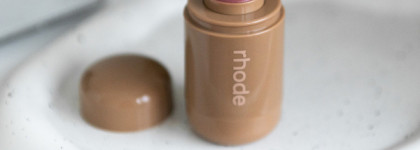 Rhode Pocket Blush The Natural Flush в оттенке Sleppy Girl, эффект загорелого лица