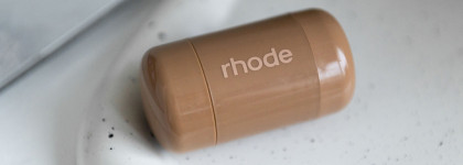 Rhode Pocket Blush The Natural Flush в оттенке Sleppy Girl, эффект загорелого лица