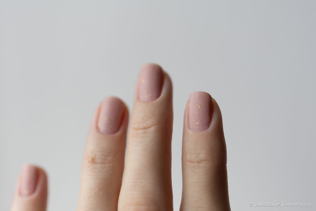 если накрасить далеко от кутикулы - не сильно заметно благодаря нюдовому цвету и матовой текстуре