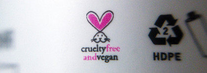 Коллекция этичной косметики, небольшая корзинка с видами этичных зайчиков