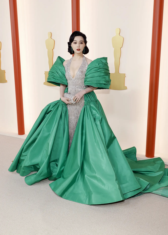 Самые красивые наряды знаменитостей на "Оскар - 2023" Бинбин в Tony Ward
