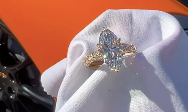 Селена Гомес. Кольцо Abril Barret Engagement Ring.