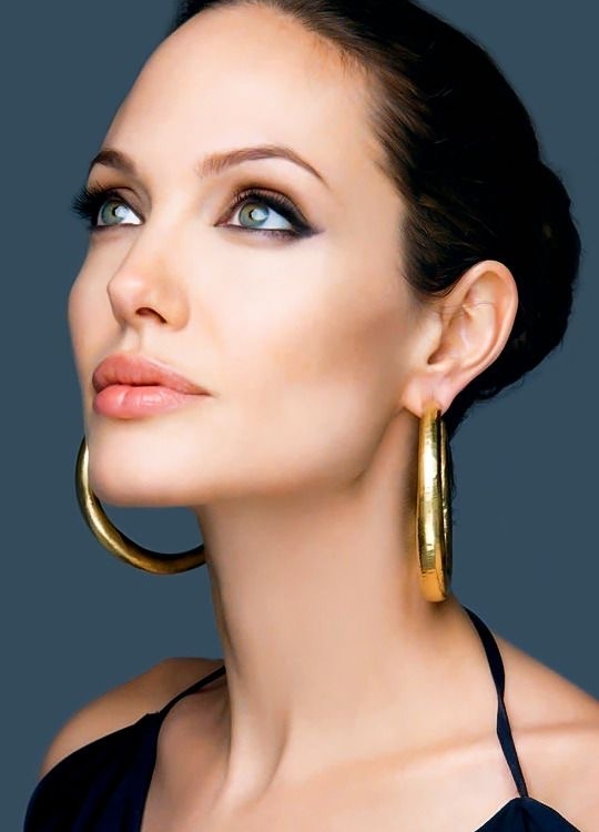 Это просто фото прекрасной Джоли, кто выполнял макияж - мне неизвестно)