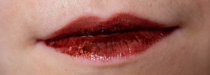 Эффект измазанной шоколадом девочки с лаком для губ Lancome L’Absolu Lacquer в оттенке 296