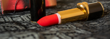 Ещё немного Пэт, но теперь испытание красной матовой помады: Pat McGrath LabsMatteTrance Lipstick Elson 2