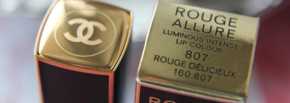Les Ornements De Chanel Holiday 2019 Collection: помада Rouge Allure #807 Rouge Delicieux