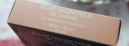 Les Ornements De Chanel Holiday 2019 Collection: Eclat Magnetique De Chanel Illuminating Powder Metal Peach
