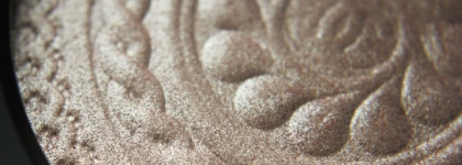 Les Ornements De Chanel Holiday 2019 Collection: Eclat Magnetique De Chanel Illuminating Powder Metal Peach