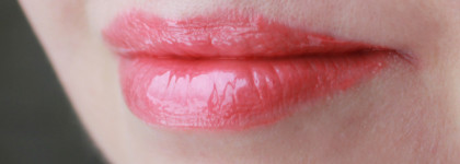 Весеннее настроение с питательным блеском для губ IsaDora Glossy Lip Treat в оттенке 60 Coral Rush