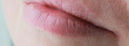 Весеннее настроение с питательным блеском для губ IsaDora Glossy Lip Treat в оттенке 60 Coral Rush