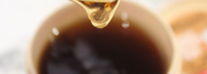 Новое оружие в борьбе с глазами-щелочками — жидкие маска-патчи Organic Kitchen «Чайные пакетики пуэр»