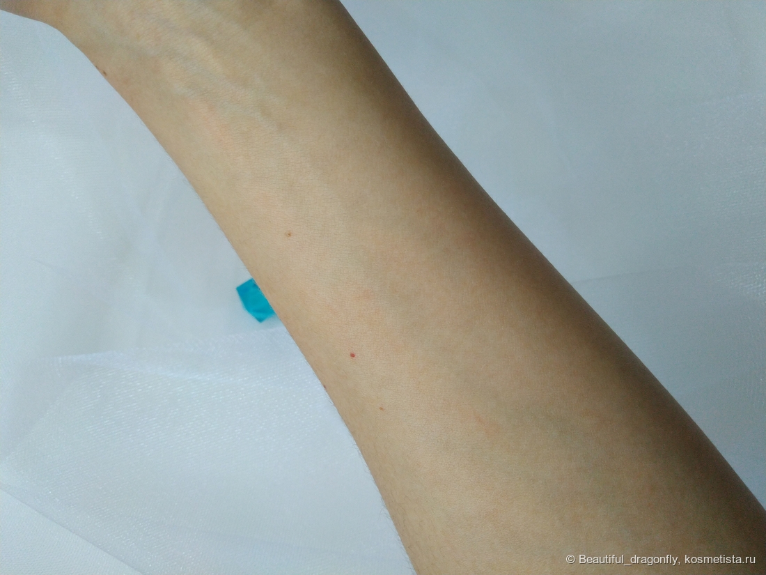 И удаляем остатки косметики повторным проведением ватного диска по коже