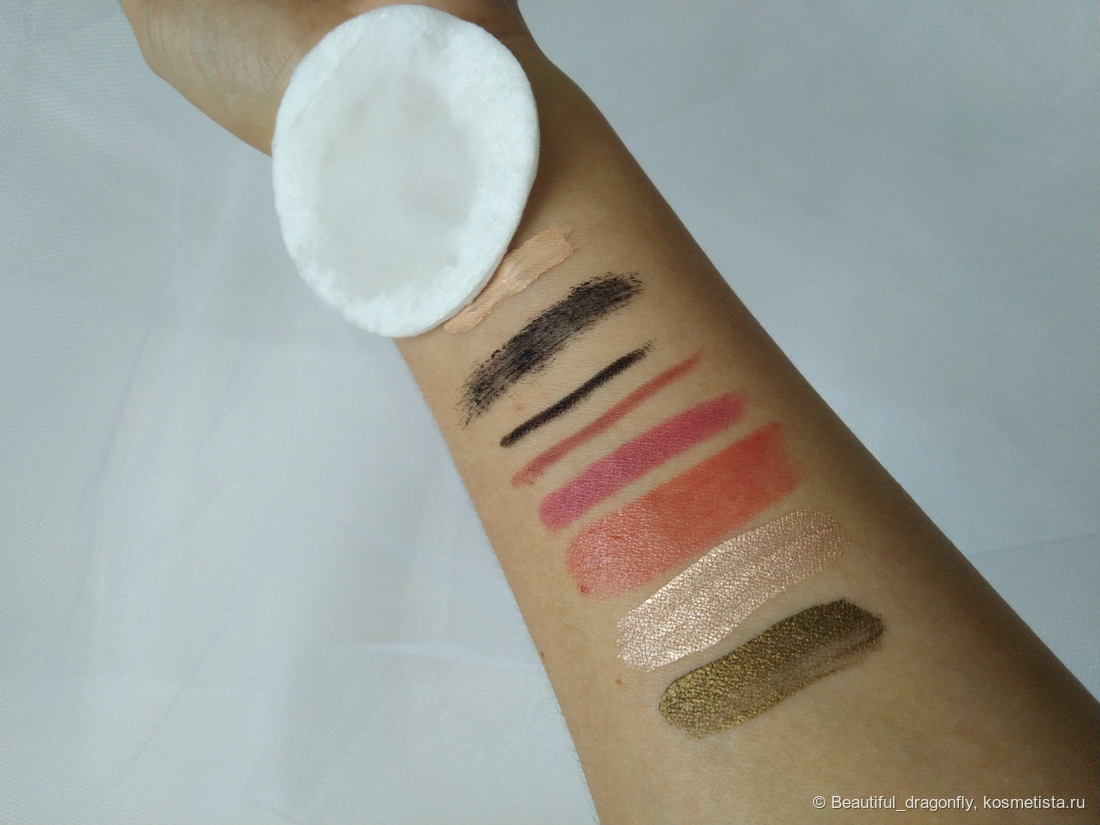 Смачиваем ватный диск мицеллярной водой