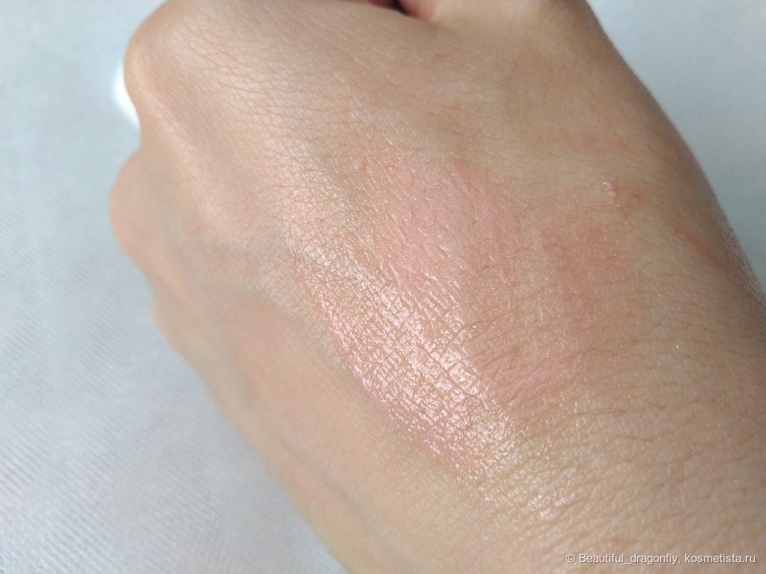 Распределение крема для зоны вокруг глаз