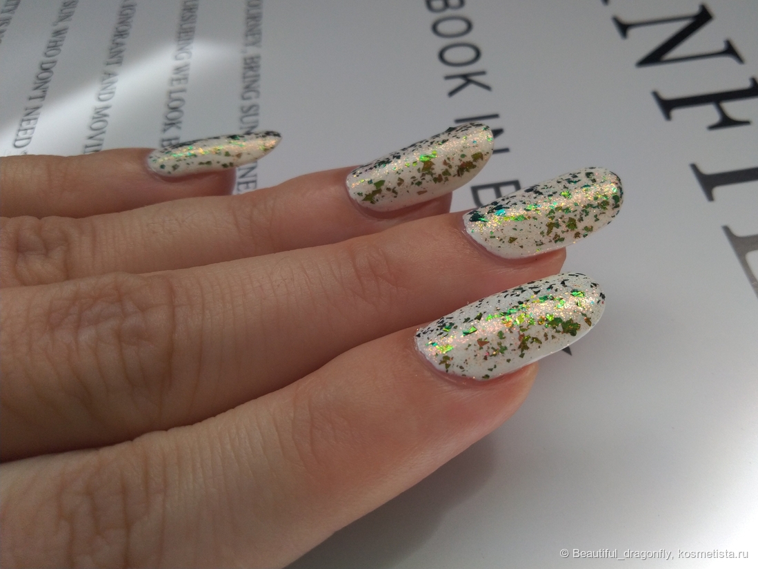 На белом лаке в один слой с топом