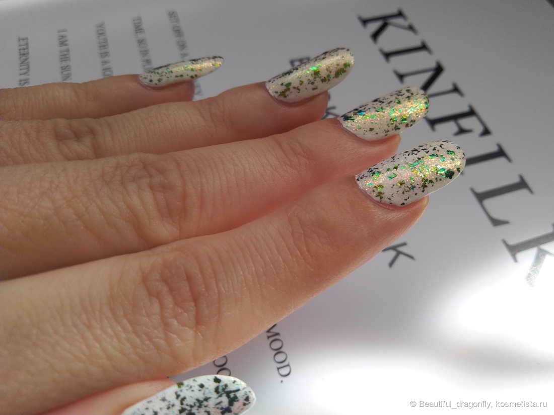 На белом лаке в один слой с топом