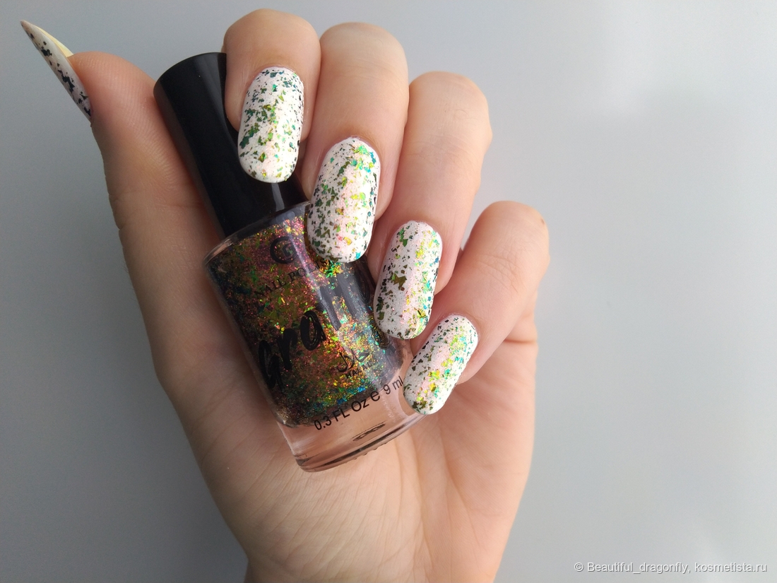 На белом лаке в один слой с топом