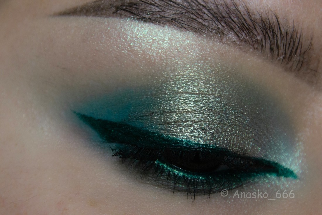 072 (профиль оттенка «Собирающая Горные Травы») на подвижном веке