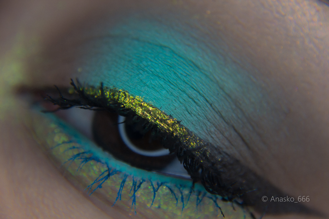 Collistar Ti Amo 500 Art Design Mascara Panoramic Volume “Art” For the Lashes, Green/Blue “Take Me Away”  на нижних ресницах.