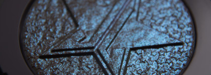 Для тех, кто любит поярче... хайлайтеры Extreme Frost в оттенках Gag Me и Lick my Gilt от Jeffree Star