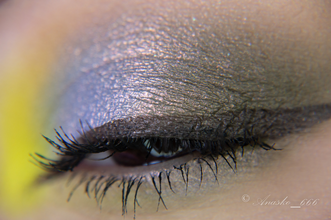 071 (пыльный зеленый оттенок) и 070 (профиль оттенка «Умелая») в тушевке. 074 (небесно-розовый оттенок) на подвижном веке.