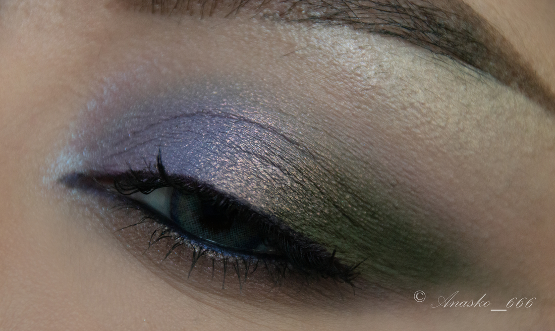 071 (пыльный зеленый оттенок) и 070 (профиль оттенка «Умелая») в тушевке. 074 (небесно-розовый оттенок) на подвижном веке