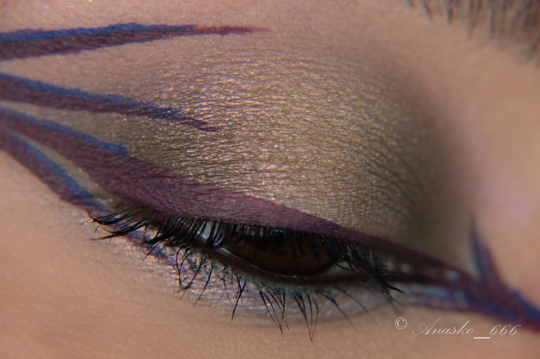 071 (пыльный зеленый оттенок) и 070 (профиль оттенка «Умелая») в тушевке. 073 (песочно-розовый оттенок) на подвижном веке. 074 (небесно-розовый оттенок) на нижнем веке