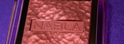 Хайлайтер, он же сияющие румяна Skin Glazing в оттенке Adults Only от Nabla Cosmetics