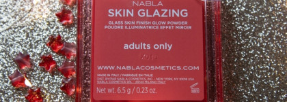 Хайлайтер, он же сияющие румяна Skin Glazing в оттенке Adults Only от Nabla Cosmetics