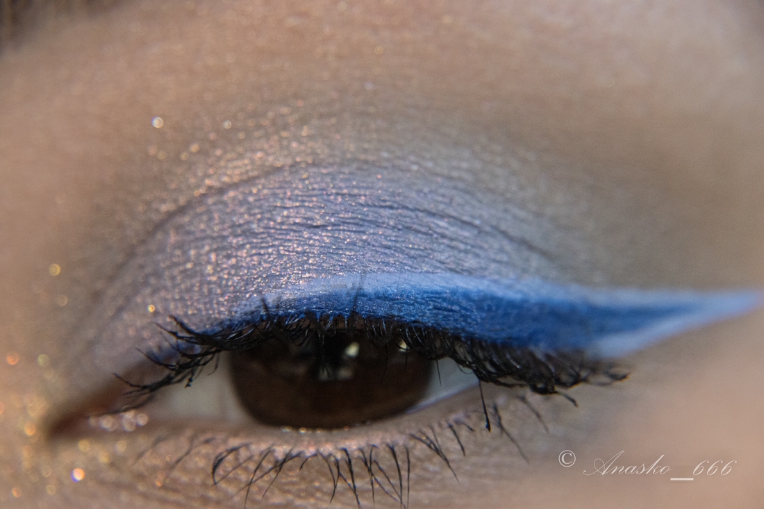 Тушевка оттенком 070 (весь макияж выполнен на подложку из светло-голубых кремовых теней), на подвижном веке 074, 073 на нижнем веке.