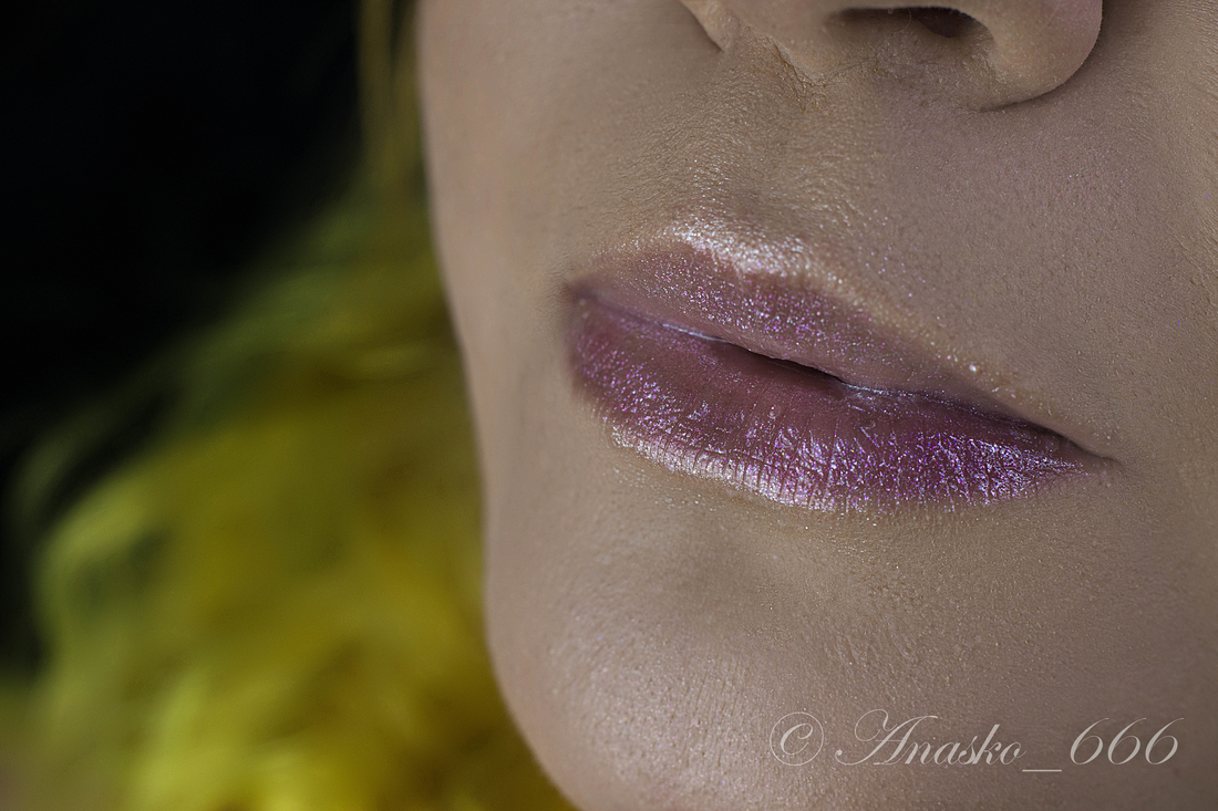 Meta Glow Multi-Reflective Lipgloss в оттенке 01 - Cyber Space