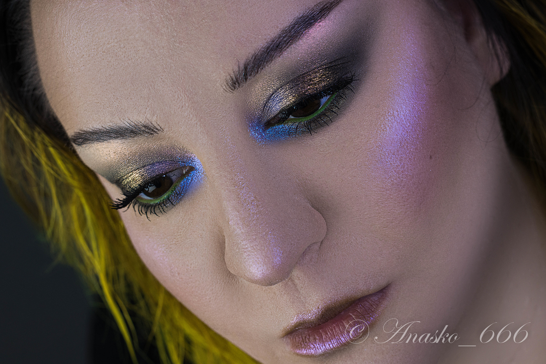 Тушевка/форма макияжа: 092 основан на оттенке "Меткий Глаз" (затемнение), 070 профиль оттенка "Умелая" (тушевка) и Светлая Травница (уважение тушевки в кожу)Подвижное веко (от внутреннего уголка): 074 и 093 профиль оттенка "Совёнок"Нижнее веко: 091 профиль оттенка "Выращивающая Мхи":Во внутреннем уголке: Воды Семи МорейПод бровью и во внутреннем уголке: 066 Истома (Купание Чародейки)Хайлайтер: Meta Glow Highlighter (essence)