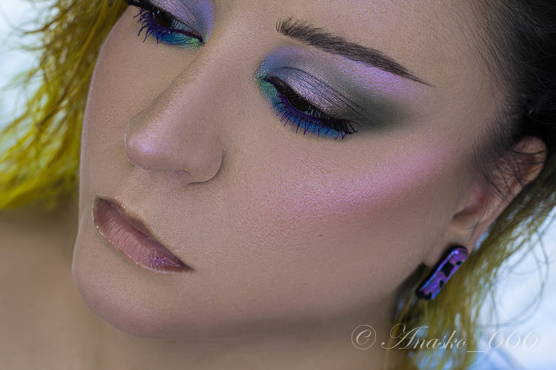 071 (пыльный зеленый оттенок) и 070 (профиль оттенка «Умелая») в тушевке. 074 (небесно-розовый оттенок) на подвижном веке