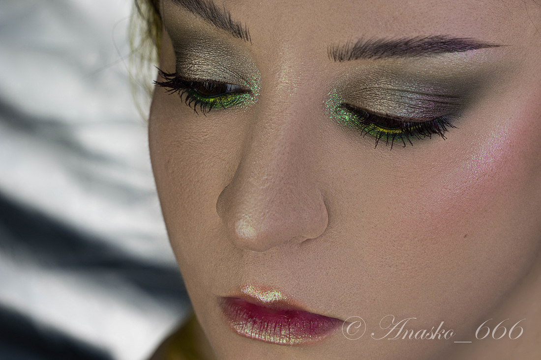 • 072 профиль оттенка "Собирающая Горные Травы" (подвижное веко)• 099 профиль хроматика "Пробуждение" (нижнее веко)• Рыбки-Льдинки (внутренний уголокТушевка/матовые: 071 (затемнение) и 097 профиль оттенка "Вооруженная до Зубов" (растушевка границ темного матового)