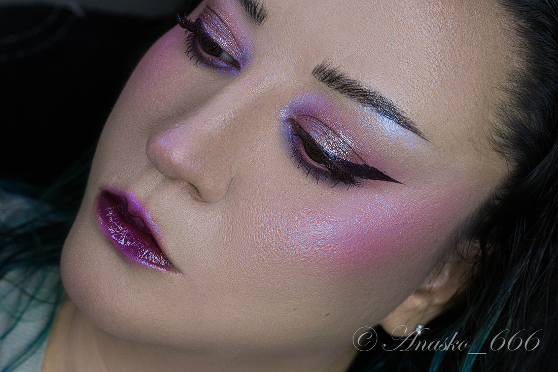 Продублировала продукт более яркими хайлайтерными румянами от Tammy Tanuka