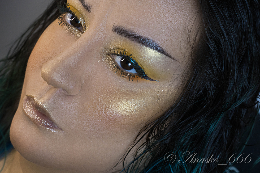 Подводка нанесена в два слоя без дополнительной темной подложки