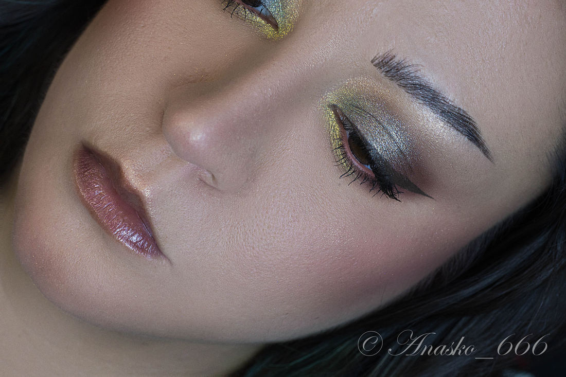 Смесь Holo Effect и Golden Holo (нанесен в центре и растушеван) на подвижном веке