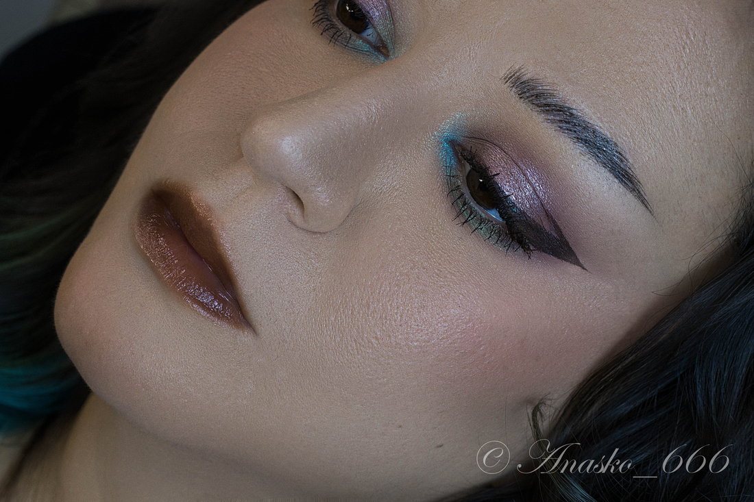 • Смущенный Абрикос (подвижное веко)• Рожденная в Крокусах (нижнее веко)• 059 профиль оттенка "Морской Светлячок" (внутренн й уголок)Тушевка:• 005 Тропа, профиль оттенка «Мятежница»• 048 профиль "Пацифистка"• 047