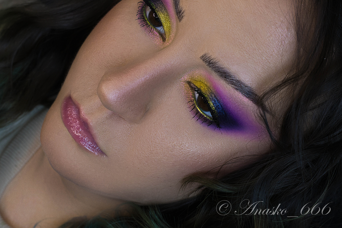 Помнящая Имя Ворона на подвижном веке ближе ко внешнему уголку